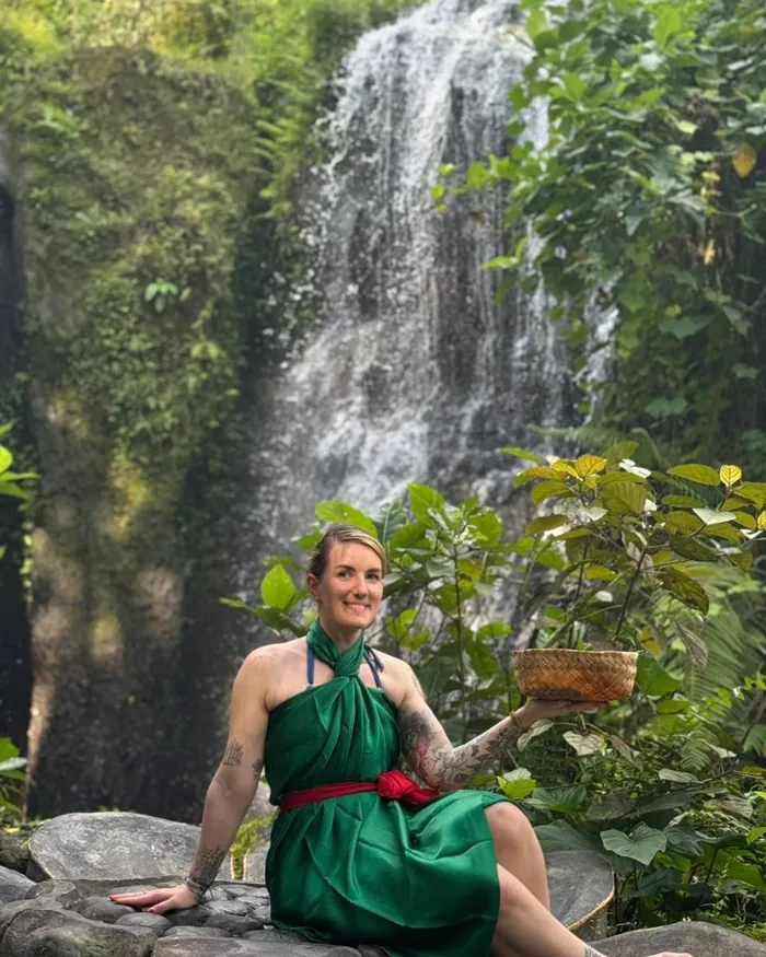 Une vadrouilleuse au pied d'une cascade à Bali